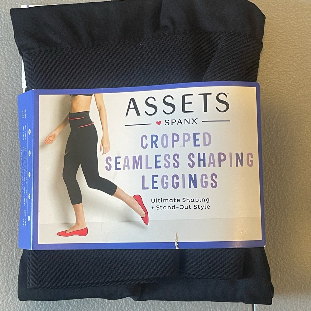 NWT Assets by Spanx black cropped shaping leggings